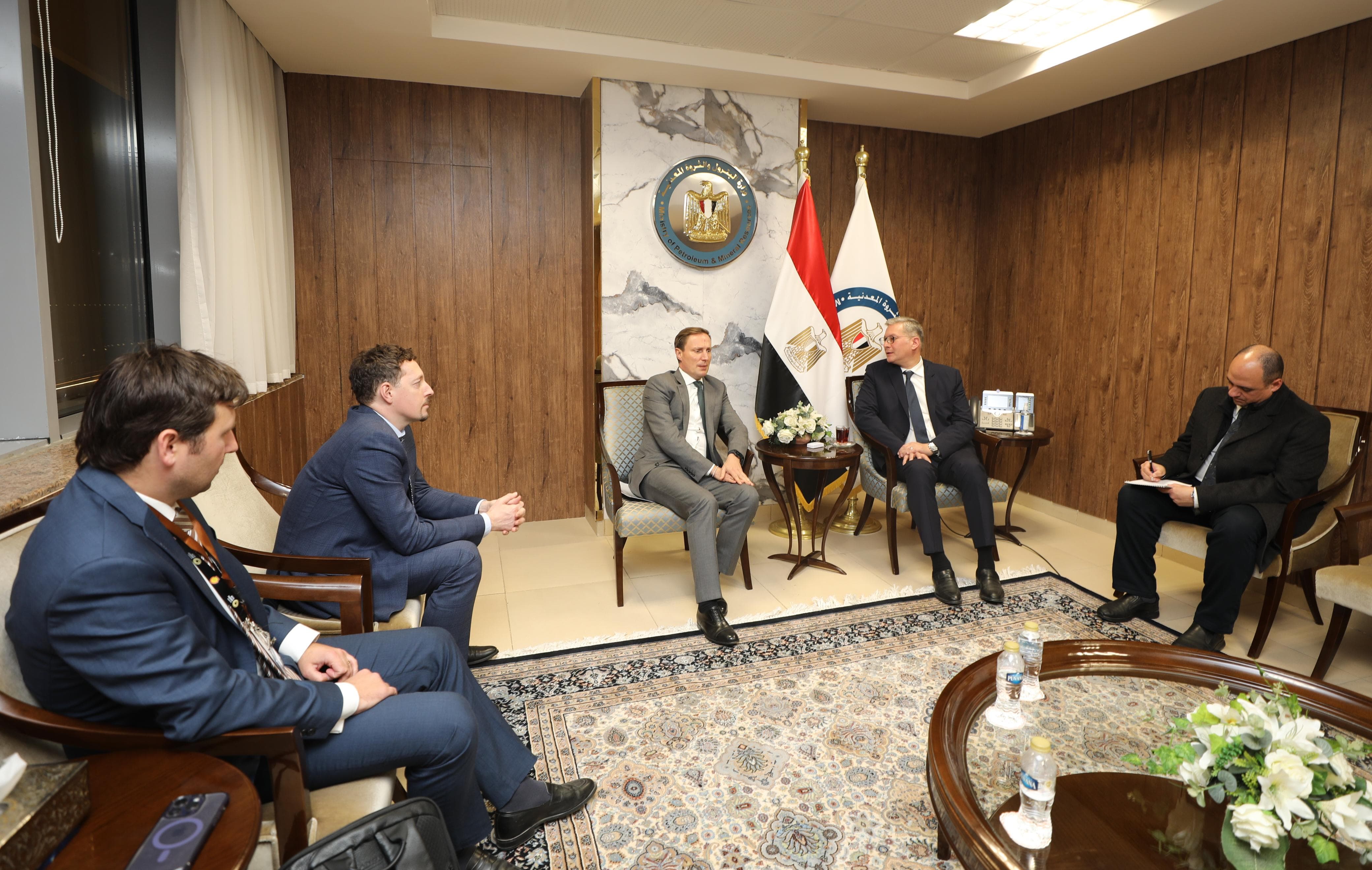 بدوي يبحث مع رئيس لوك أويل الفرص الاستثمارية  بقطاع البترول المصري